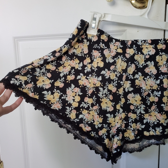 H&M Divided Floral Lace Hem Shorts - Picture 5 of 6